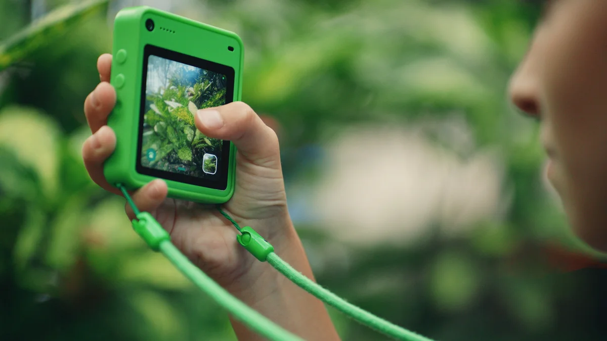 Celular para crianças troca redes sociais por “missões” fora de casa