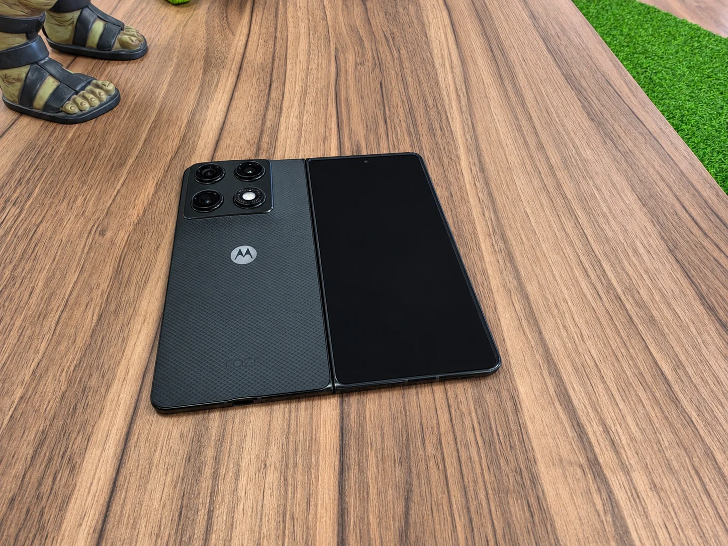 Motorola "achata" a tela em novo celular que aparece pela 1ª vez