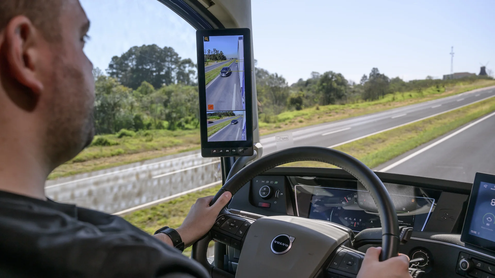 Volvo apresenta tecnologia para interromper caminhão quando motorista dorme ao volante