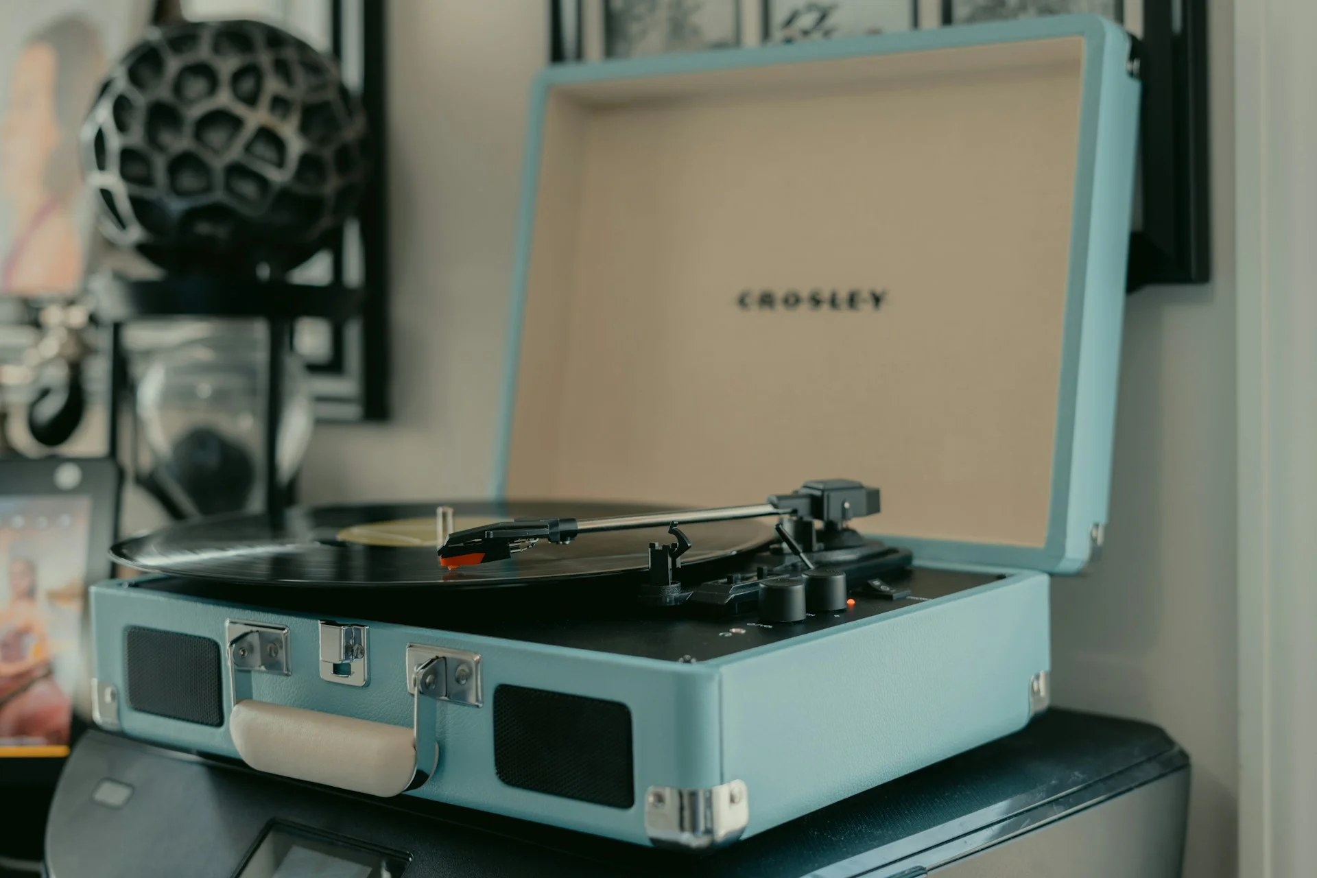 Toca-discos de maleta prejudicam vinil? O que a indústria realmente diz