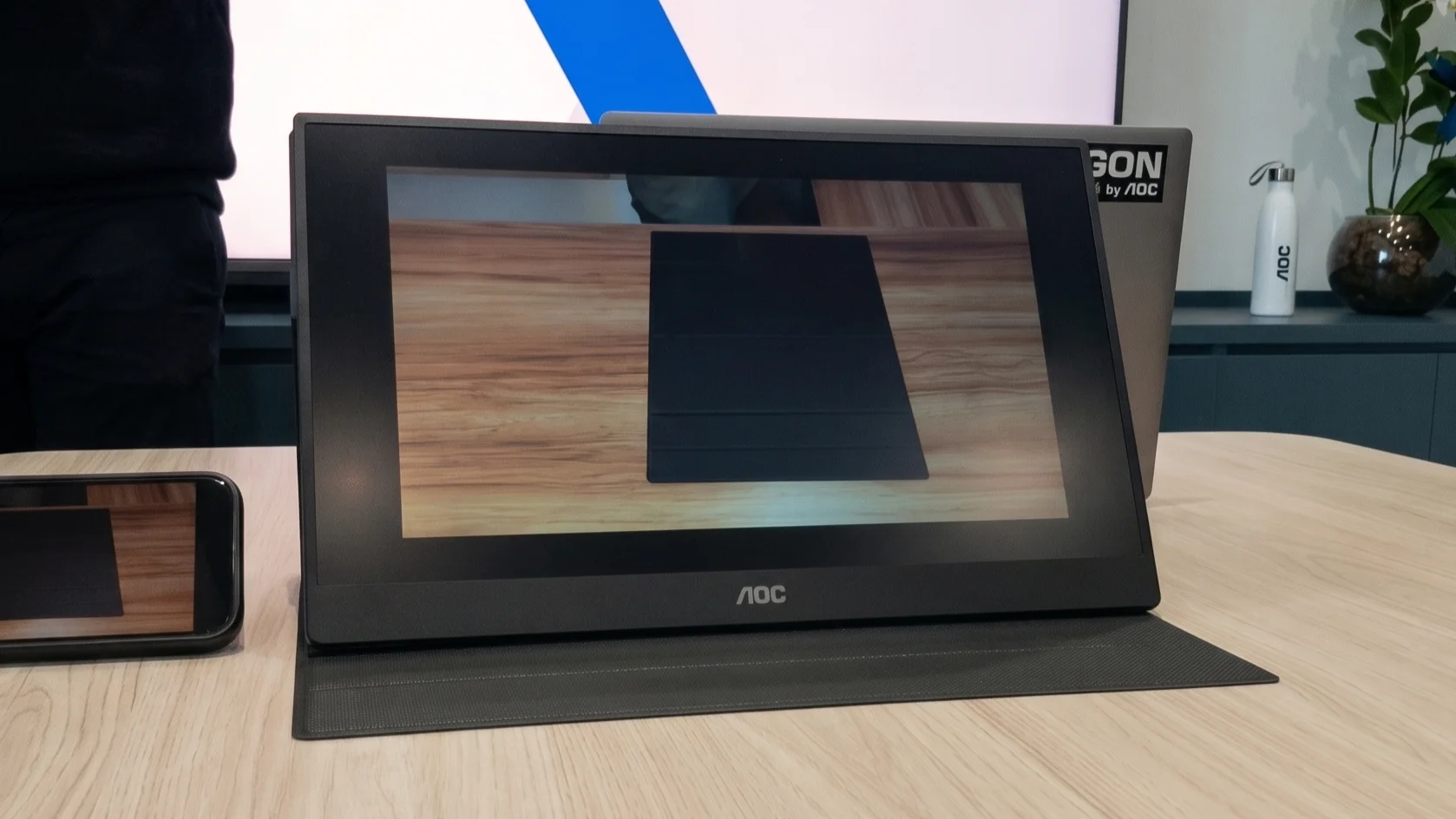 AOC aposta em monitor portátil no Brasil com tela Full HD e preço competitivo