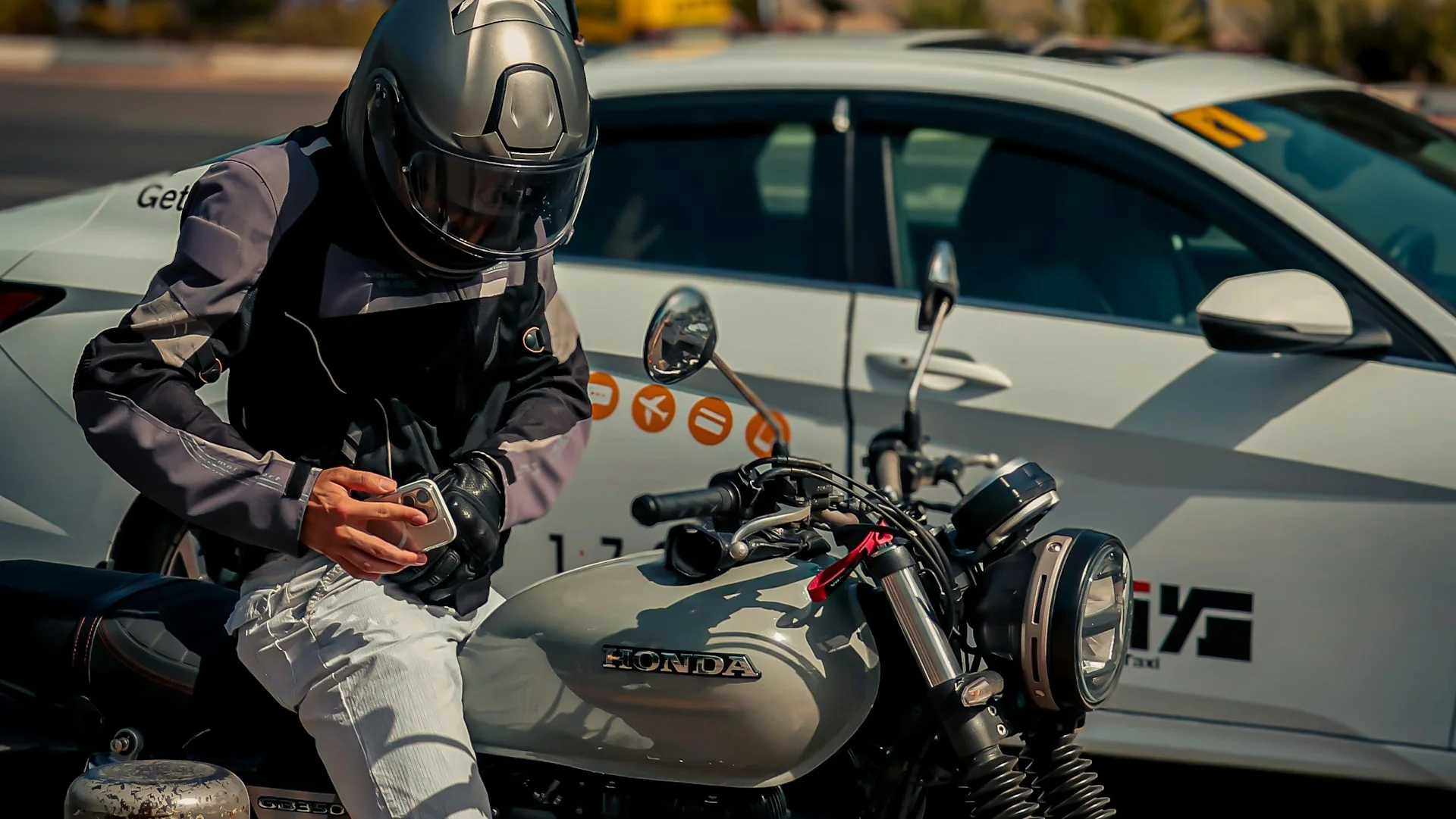 Pode usar fone de ouvido pilotando moto? Veja o que diz a lei