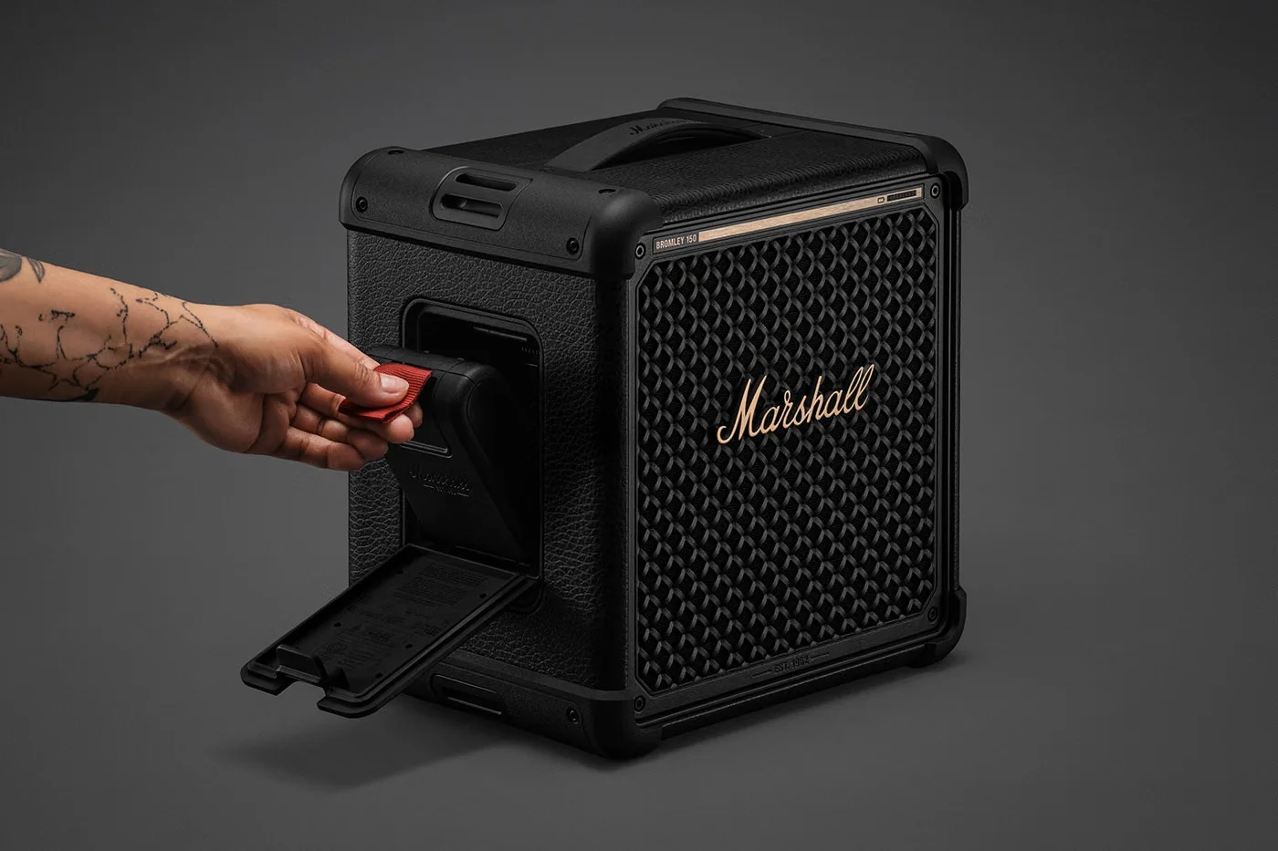 Caixa de som portátil tem som 360°, luzes e até entrada para instrumentos