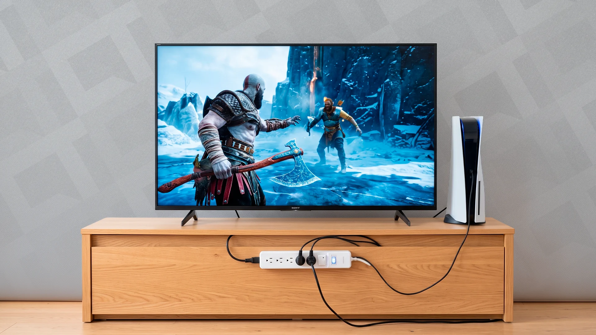 TV e console conectados ao mesmo filtro de linha
