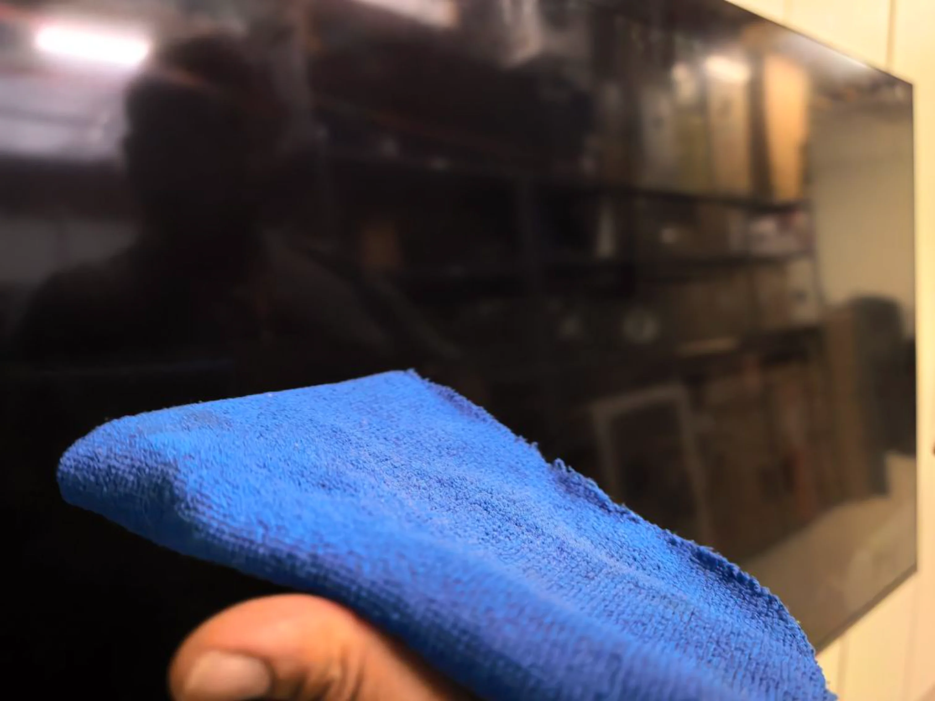 Limpar a tela da Smart TV com limpa-vidros estraga o painel? Especialista explica