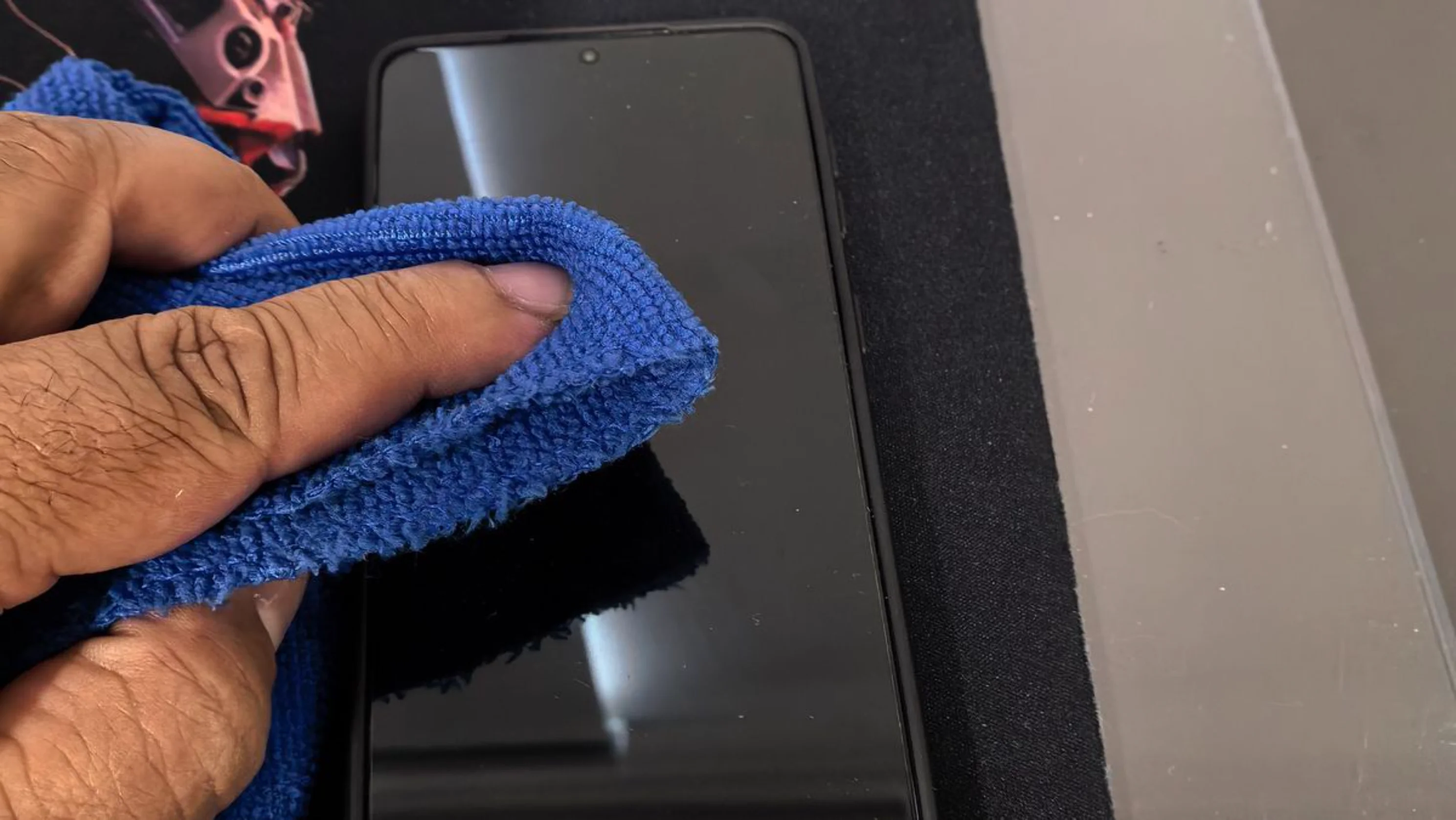 10 coisas que estragam o celular na hora da limpeza