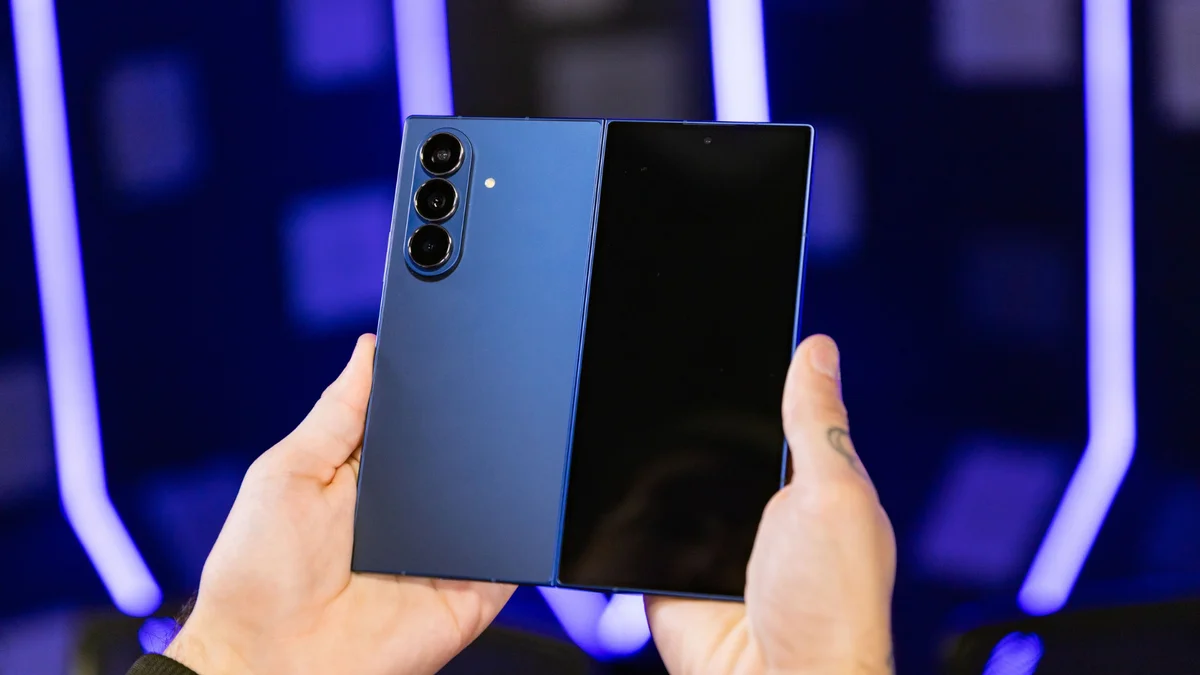 Dobrável "em forma de passaporte" pode superar modelo comum da Samsung