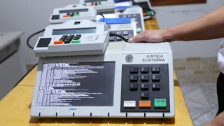 Transparência e segurança no software das urnas eletrônicas: desafios e impactos para o processo eleitoral brasileiro