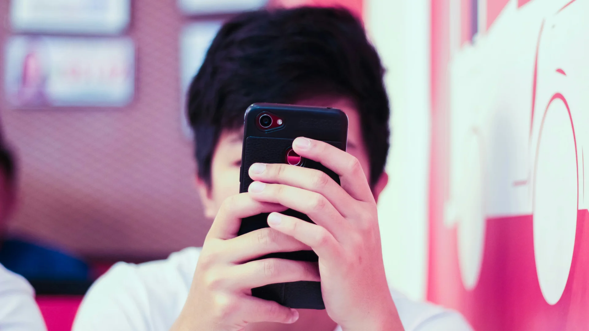 adolescente no celular