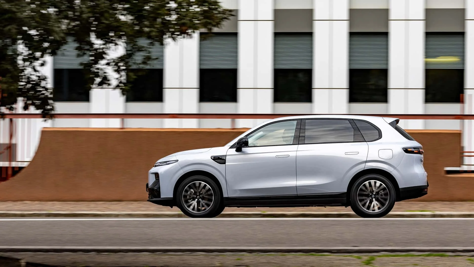 Se liga, BYD! Novo SUV híbrido da Leapmotor já tem data para chegar