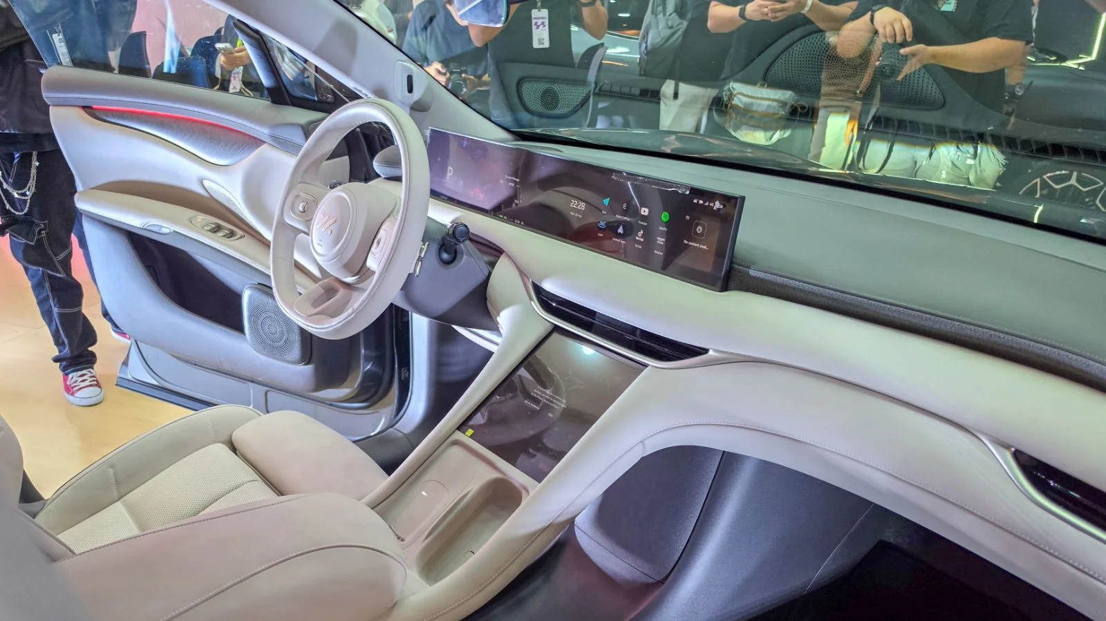Divisão de luxo da MG chega ao Brasil com SUV cupê elétrico inédito