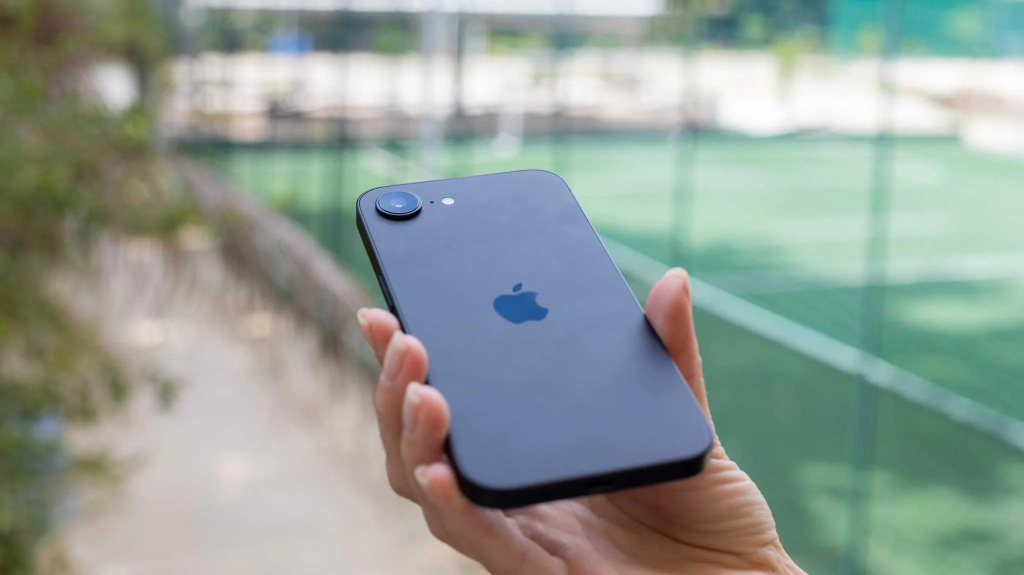 iPhone 18e pode chegar em 2027 com câmera frontal de 24 MP e tela OLED de 6,12 polegadas