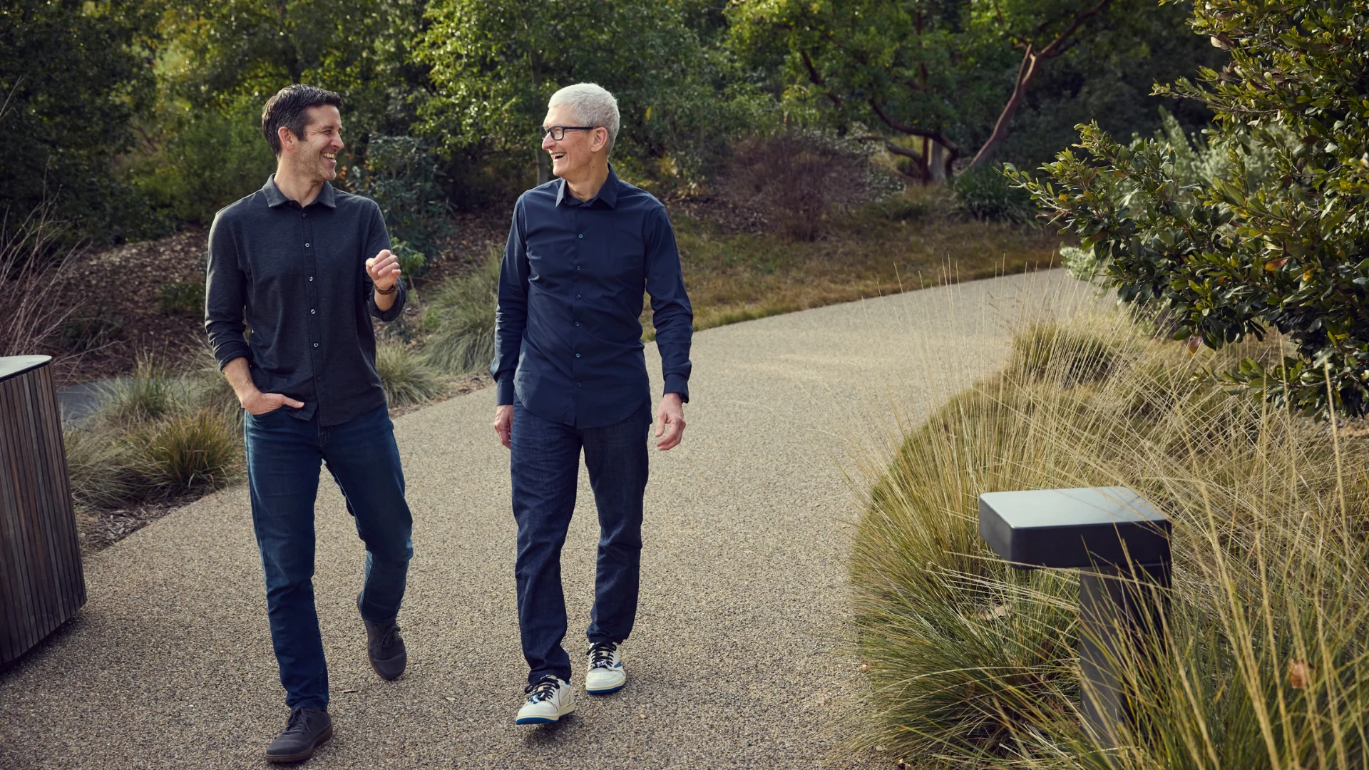 John Ternus e Tim Cook