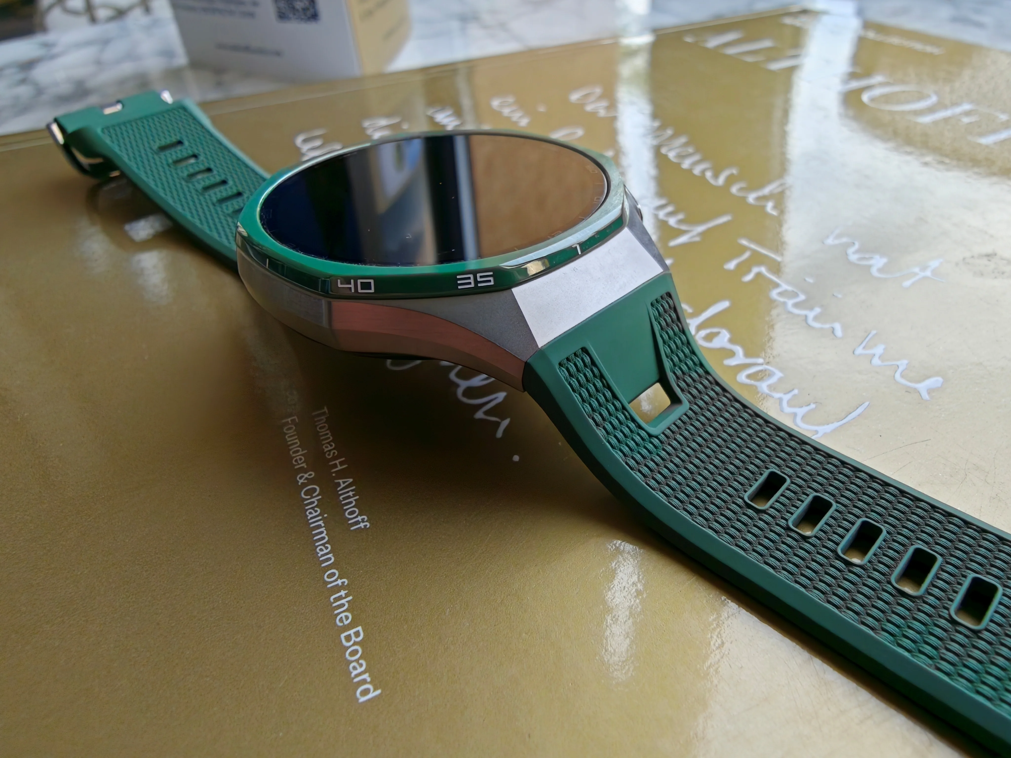 Novo smartwatch de titânio da Huawei chega ao Brasil com bateria para 21 dias