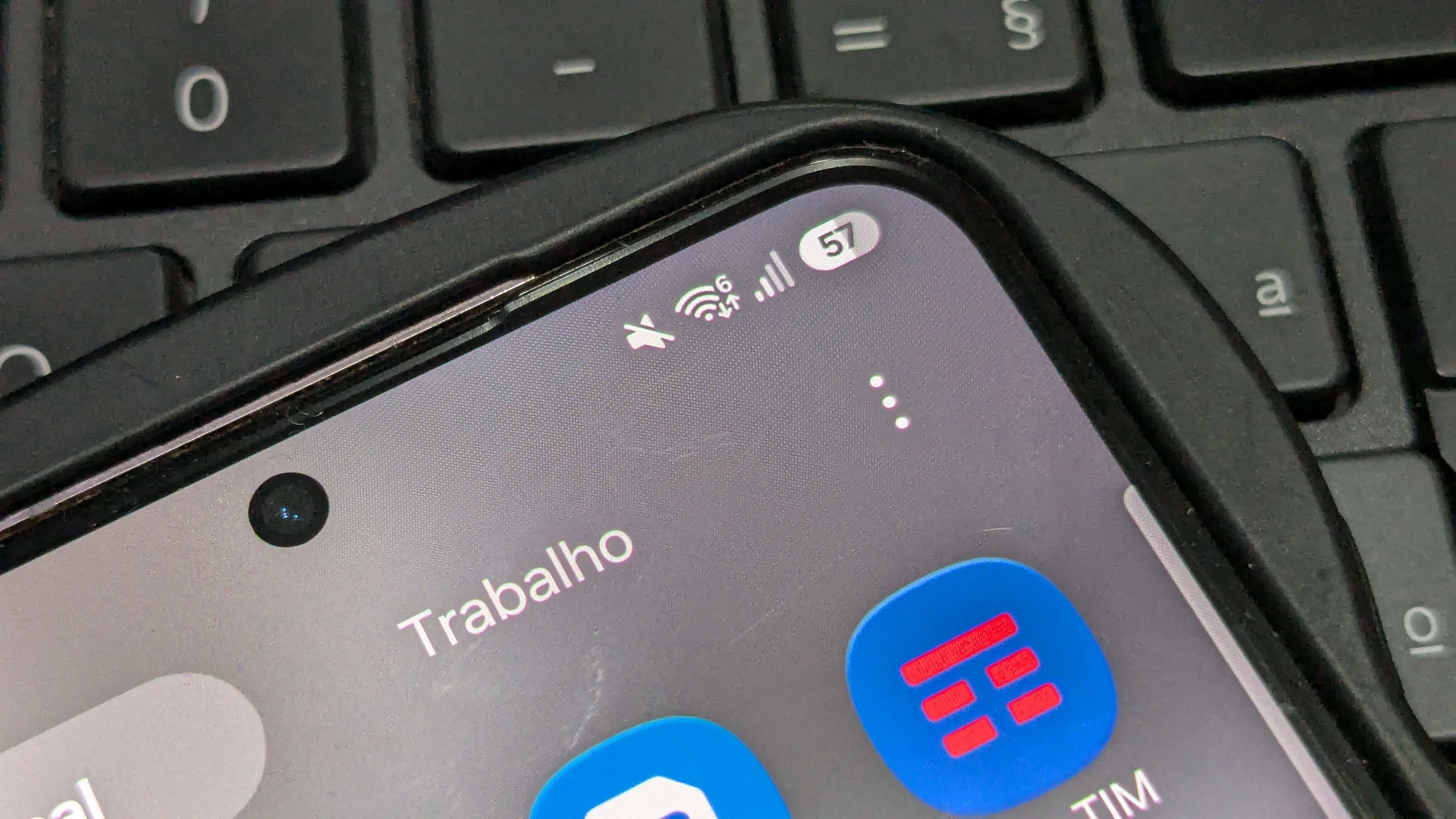 O que significa o ícone de escudo na bateria do Samsung Galaxy?