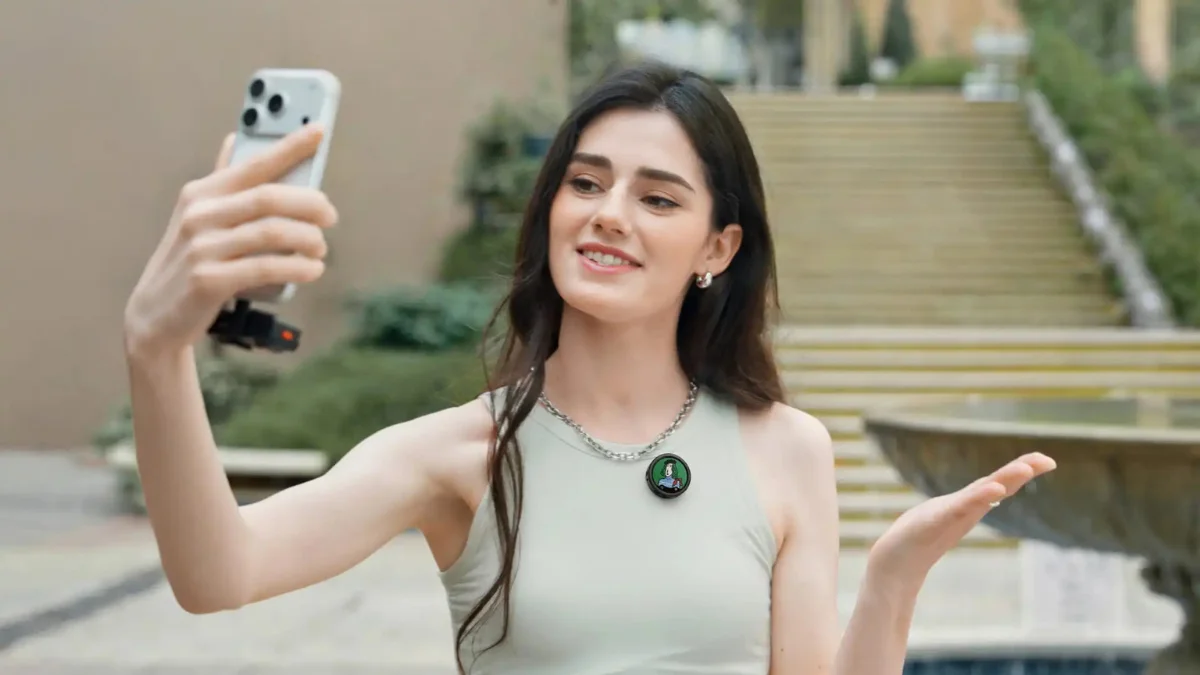 Insta360 coloca "tela de Kindle" colorida em microfone para cativar influencers