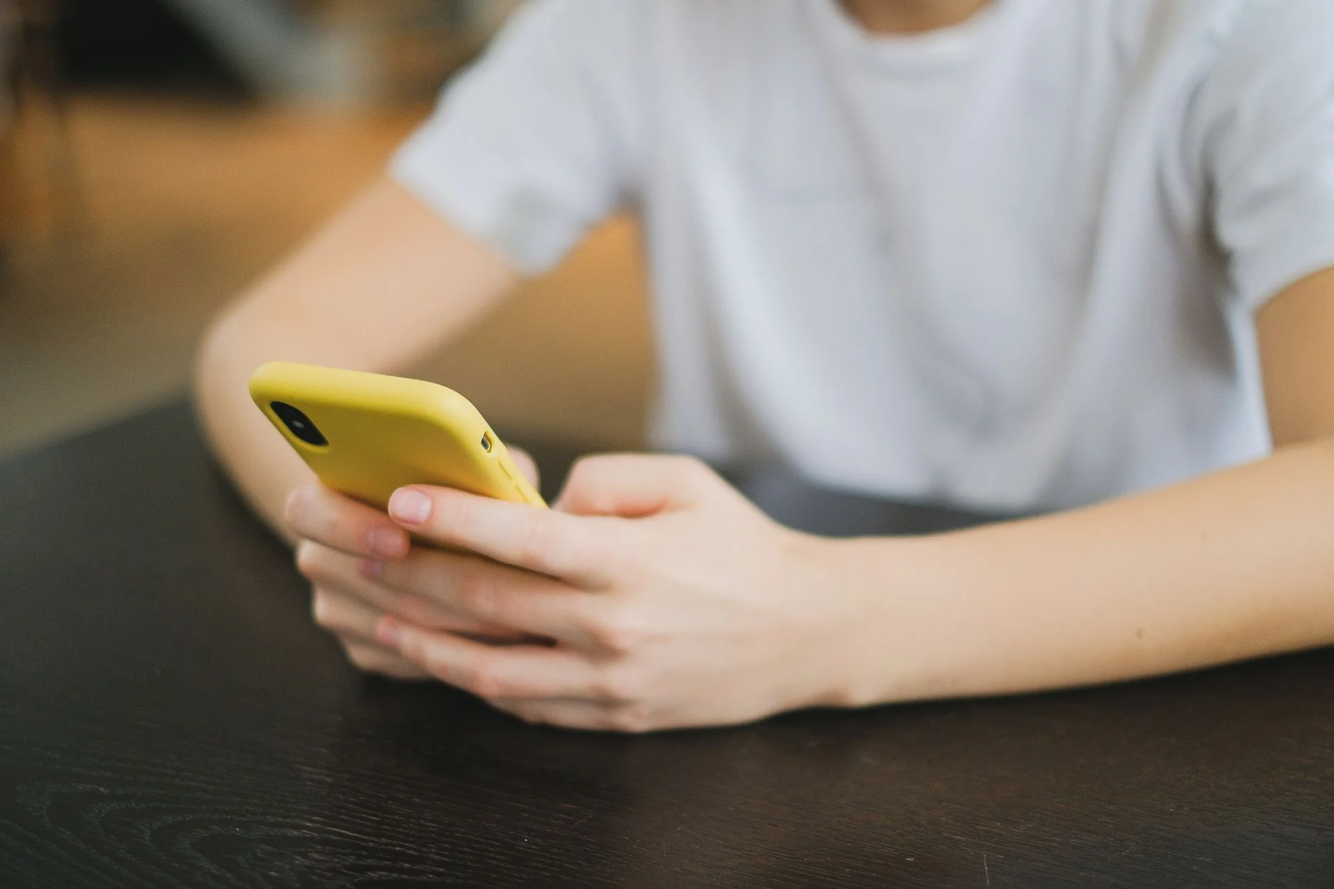Jovem com iPhone nas m&atilde;os