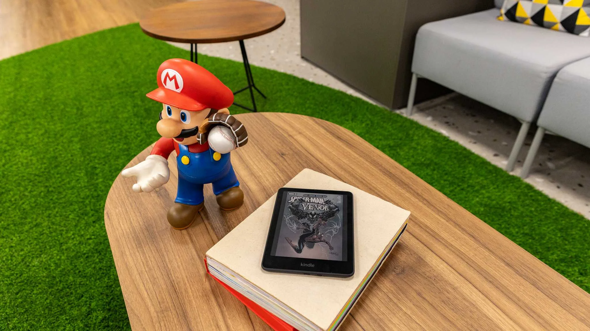 Amazon Kindle Colorsoft Sobre a Mesa