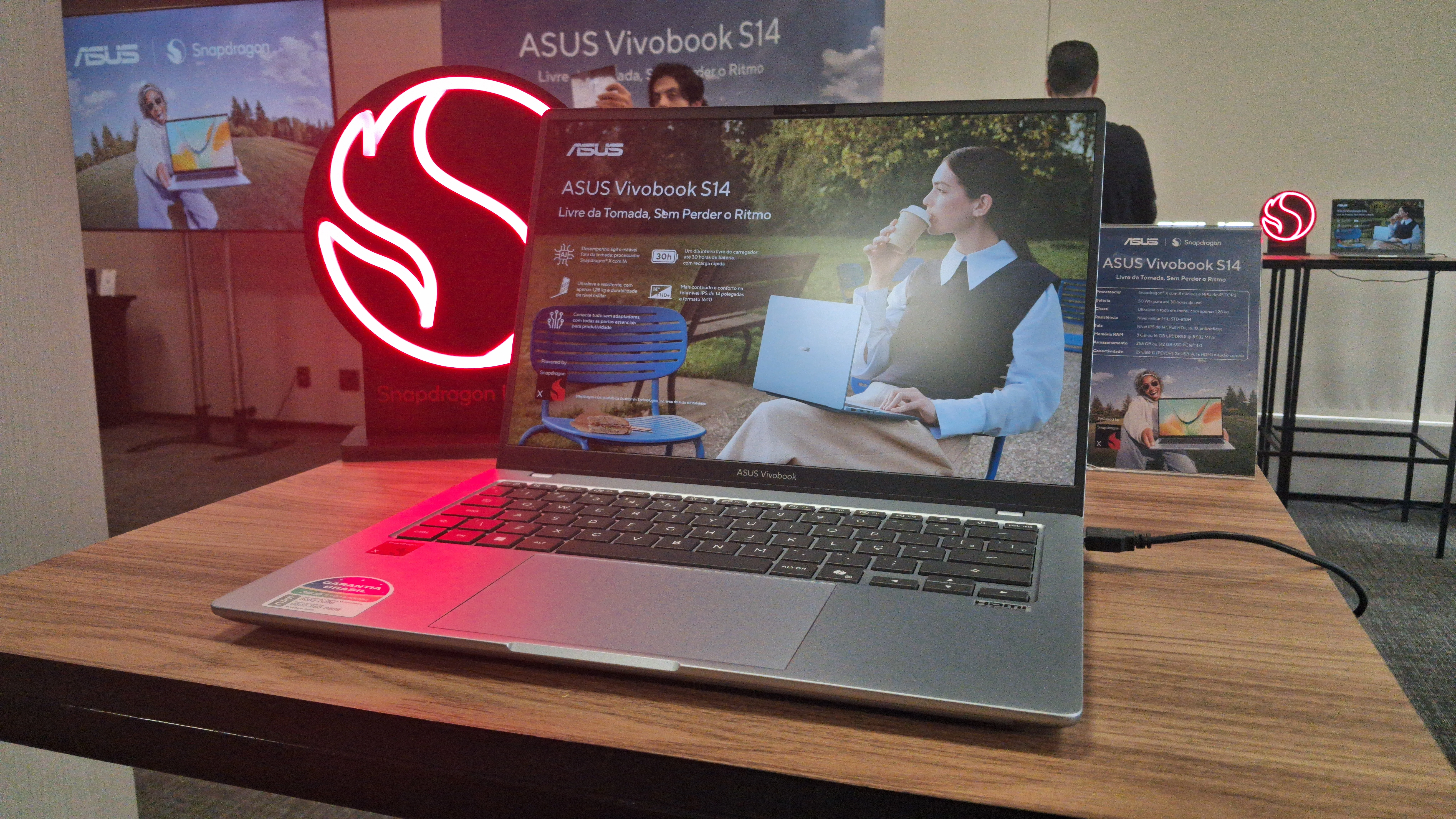 ASUS lança Vivobook S14 no Brasil com Snapdragon X e bateria de 30 horas
