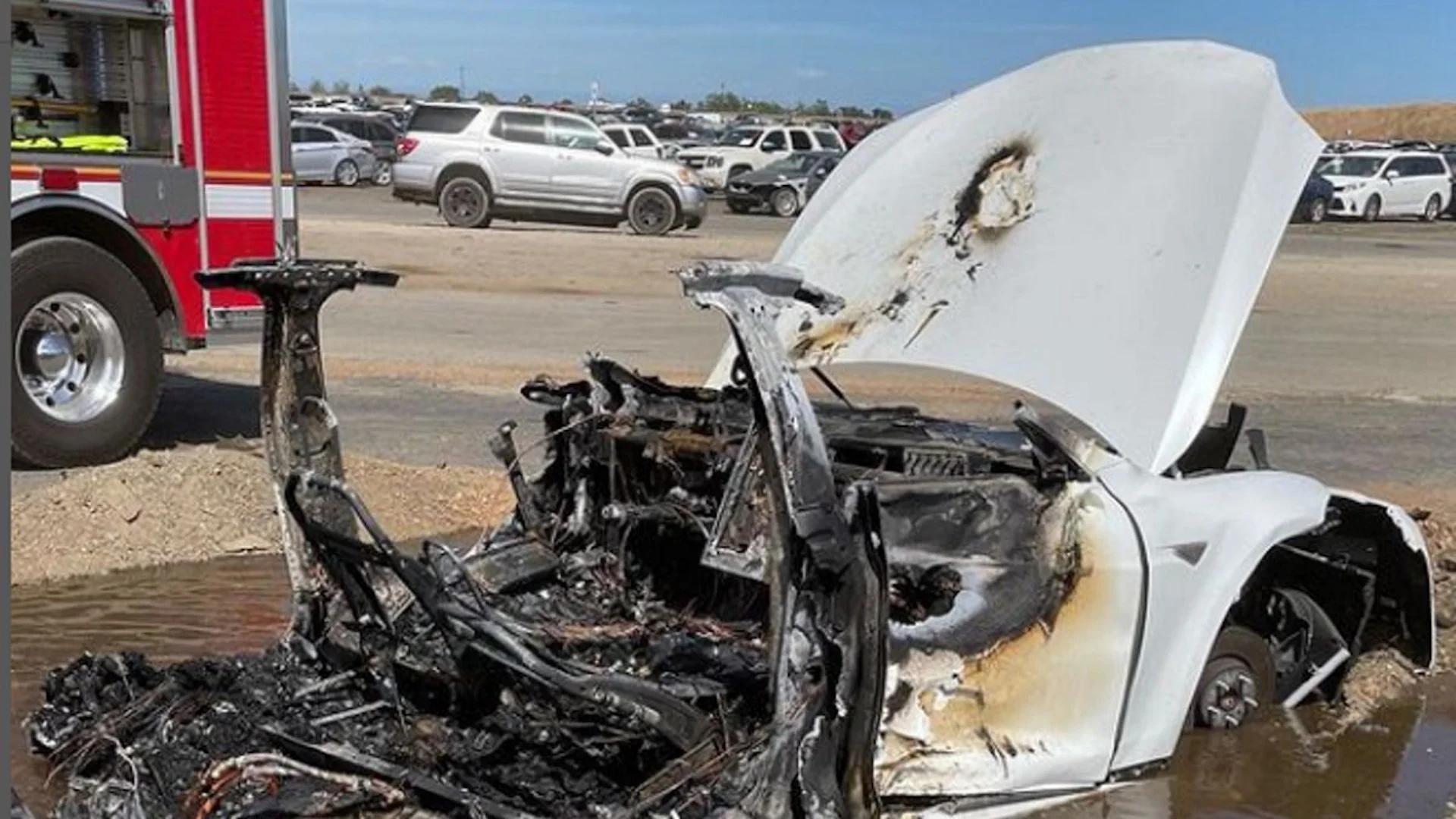 Carro Tesla inc&ecirc;ndio fogo