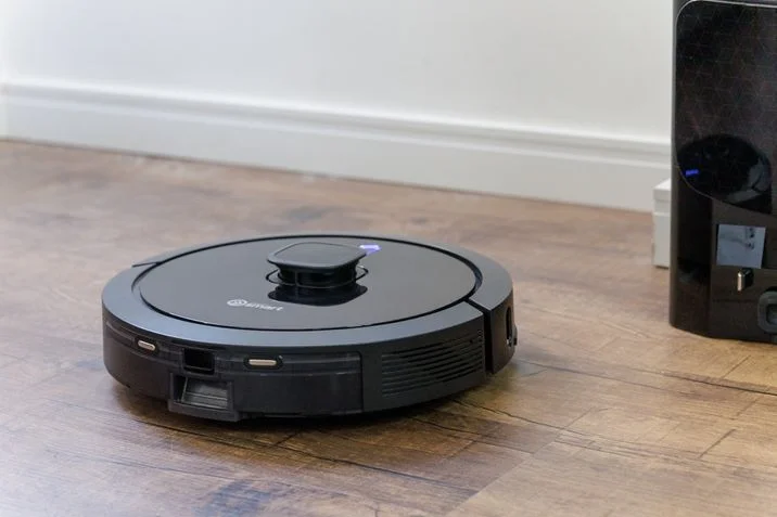Robô aspirador com base 2 em 1 despenca para R$ 1.099 no Pix